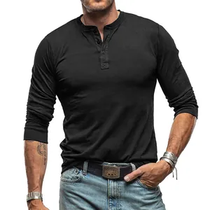 Detailopname van een premium zwart katoenen Henley-shirt met lange mouwen en knopen