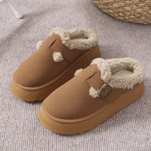 Zuecos de plataforma en ante sintético color camel con forro de pelo sintético grueso.