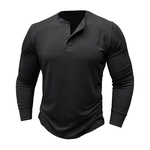 Gedetailleerde macro-weergave van de stof van een zwart katoenen Henley-shirt met mouwen