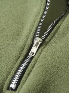 Detailaufnahme des Metallreißverschlusses an der olivgrünen Korallenvlies-Herrenjacke