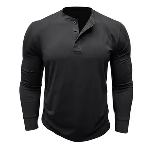Detailopname van zwart heren Henley-shirt met lange mouwen van katoen en knopen
