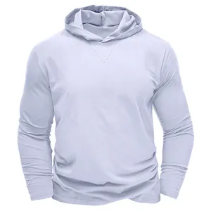 Vue de face du t-shirt à capuche bleu clair pour hommes en coton doux et confortable