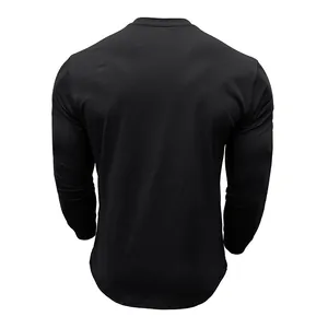 Achteraanzicht van een zwart heren katoenen ondershirt met lange mouwen en ronde zoom.