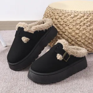 Detalle de pantuflas negras con plataforma para mujer y forro de pelo beige suave