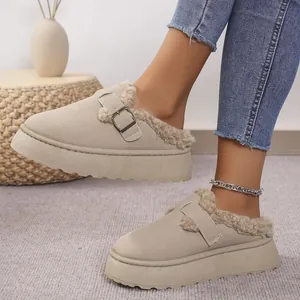 Detalle de zapatillas de plataforma beige con forro de piel y hebilla decorativa