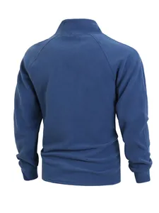 Rückansicht einer blauen, schmal geschnittenen Herren-Fleecejacke mit Stehkragen