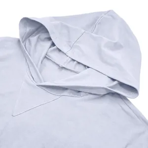 Vue détaillée de la capuche et de l'encolure d'un t-shirt à capuche bleu clair en coton.