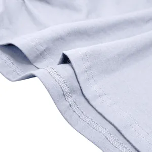 Vue détaillée des coutures de haute qualité sur l'ourlet d'un sweat à capuche bleu ciel