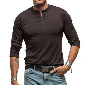 Gedetailleerde close-up van het katoenen Henley-shirt met lange mouwen voor heren bruin
