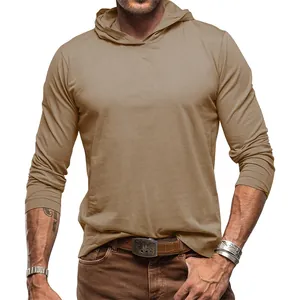 Détail d'un t-shirt à capuche pour homme de couleur kaki en coton à coupe ajustée.