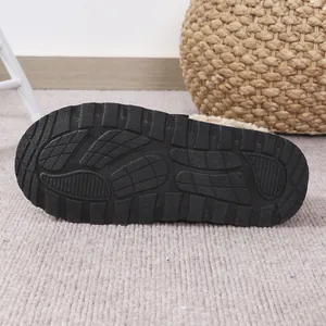 Detalle de la suela de goma antideslizante en pantuflas de pelo grueso para invierno.