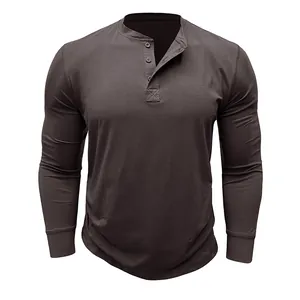 Detail van de geknoopte kraag en zachte katoenen textuur van dit Henley-shirt voor heren