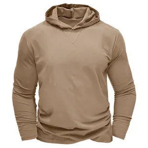 Vue de face de qualité d'un t-shirt à capuche décontracté à manches longues pour hommes en kaki