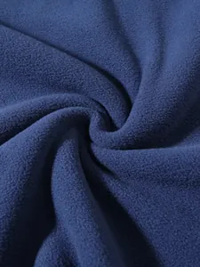 Nahaufnahme von weichem blauem Korallenvliesstoff mit dichter und feiner Plüschstruktur