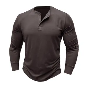 Detail van een donkerbruin heren Henley-shirt met lange mouwen van puur katoen textuur