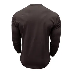 Gedetailleerd achteraanzicht van een heren T-shirt met lange mouwen van bruin katoen