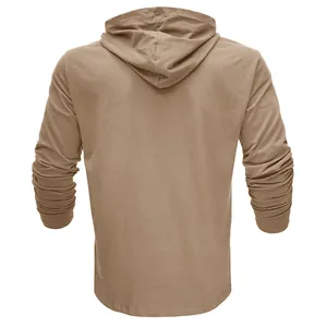 Vue arrière d'un t-shirt à manches longues et à capuche kaki pour homme en coton doux.