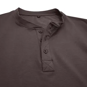 Detail van de henley-kraag van een katoenen heren-T-shirt met drieknoopsluiting.