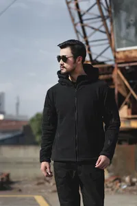 Détail du sweat à capuche tactique en polaire pour hommes, noir avec poches sur les manches
