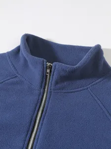 Nahaufnahme der blauen Herren-Coral-Fleece-Jacke mit Stehkragen und Reißverschluss-Detail