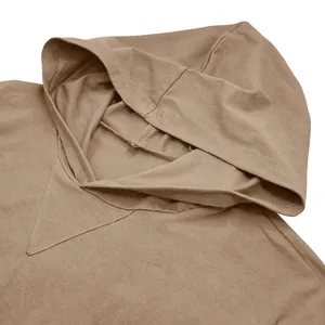 Détail de la capuche et de la couture du col sur un sweat à capuche en coton kaki pour hommes