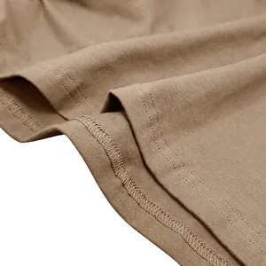 Gros plan de la texture du tissu en coton marron et des coutures d'un t-shirt pour hommes.