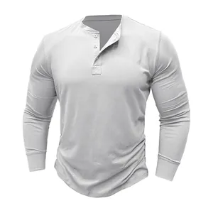 Gedetailleerde close-up van een wit heren Henley shirt met lange mouwen en knoopsluiting