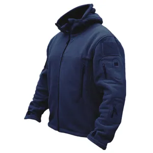 Vue latérale d'une veste polaire tactique bleu marine à capuche avec poches zippées.