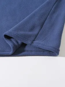 Detailansicht aus weichem blauen Korallenfleece und hochwertiger Naht bei Herrenjacken