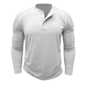 Detailoverzicht van een wit heren-Henley-shirt met lange mouwen, knoopsluiting en manchetten