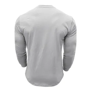Achteraanzicht van een lichtgrijs heren T-shirt met lange mouwen en een gebogen zoom.