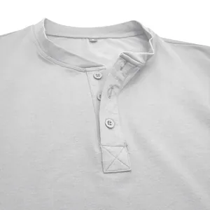 Detailopname van de halslijn en knopen van een lichtgrijs katoenen heren Henley shirt