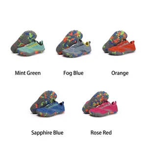 Dettaglio scarpe da acqua per bambini in cinque colori con suole in gomma antiscivolo