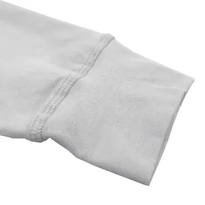 Close-up van de geribbelde manchet van een wit heren t-shirt met lange mouwen van katoen