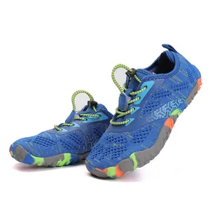 Dettaglio scarpe da acqua per bambini in maglia blu con tessuto a rete traspirante
