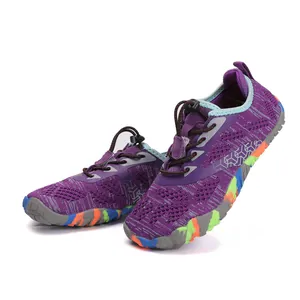 Dettaglio di scarpe da acqua per bambini in mesh traspirante viola con suola colorata