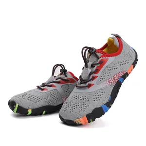 Vista dettagliata delle scarpe da acqua per bambini in maglia con suole colorate
