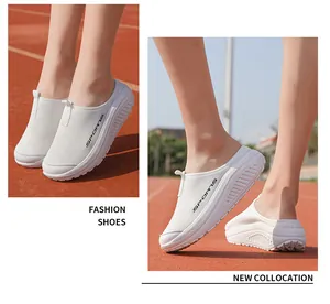 Vista detallada de zapatos balancín de malla blanca con suelas gruesas en pista de atletismo.