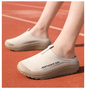 Vista lateral de los zapatos de plataforma beige transpirables para mujer al aire libre