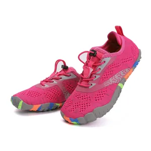Dettaglio scarpe da acqua rosa per bambini con suole antiscivolo colorate e resistenti.