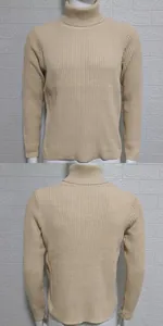 Vue complète avant et arrière du pull à col roulé beige côtelé ajusté pour homme.