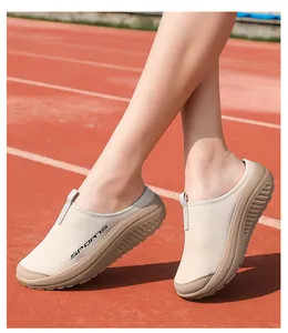 Detalle de zapatillas slip-on de malla beige con suela rocker en pista de atletismo