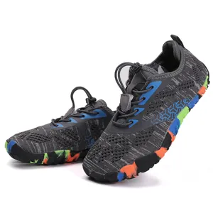 Dettaglio delle scarpe da scoglio traspiranti fly-knit per bambini con suola colorata