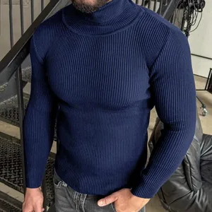 Détail d'un pull à col roulé côtelé bleu marine montrant sa coupe ajustée musculaire.