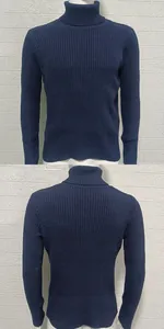 Vues détaillées avant et arrière d'un pull à col roulé bleu marine pour hommes