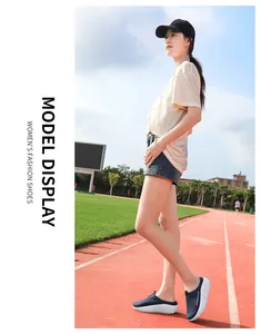 Vista detallada de modelo con zapatillas de plataforma azul marino en pista de atletismo