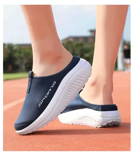 Detalle de zapatos de plataforma de malla transpirable azul marino para mujer en pista
