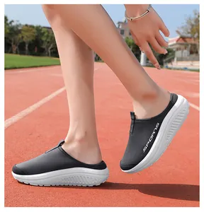 Detalle de los zapatos balancín de malla transpirable para mujer con suela gruesa.