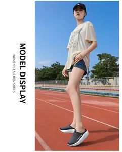 Modelo de cuerpo entero con zapatos balancín de malla transpirable en pista de atletismo
