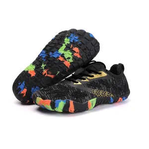 Scarpe acquatiche per bambini in fly-knit traspirante con suola colorata antiscivolo.